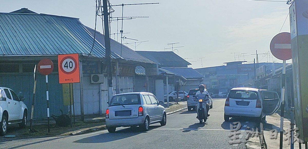 *已签发* 柔【特稿】古来老街交通混乱 交警捉车 商家生意下滑