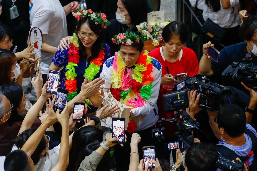 巴黎奥运会| 性别争议拳手高喊展女性力量  凯力芙返国受英雄式欢迎