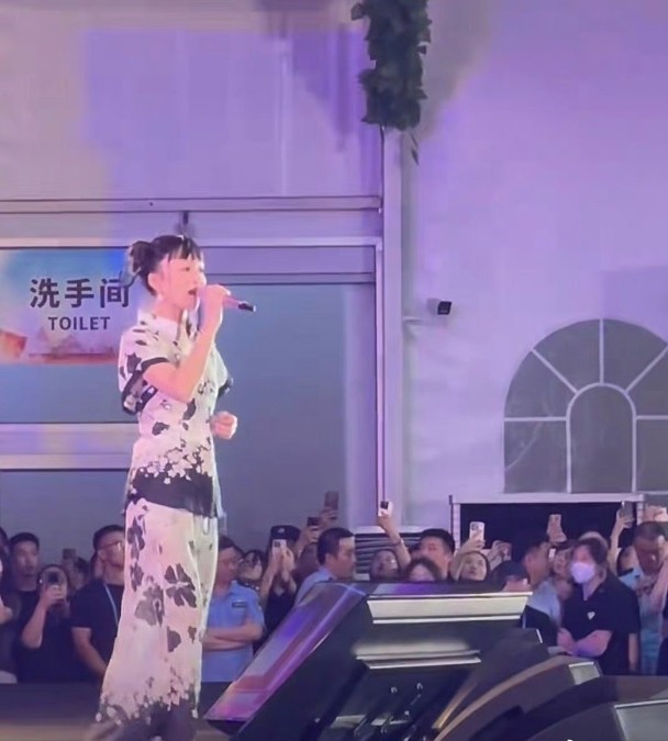 张韶涵洗手间旁演出太掉价 粉丝怒轰经纪人乱接商演