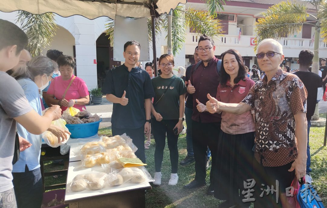 怡保女英华中学举办首届游艺会