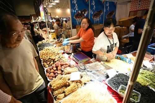 拚图两图)香港美食博览1元鲍鱼 震撼价吸引市民捧场