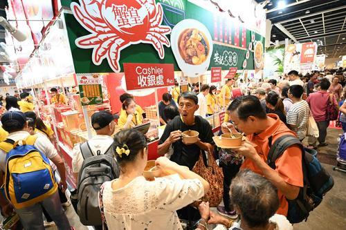 拚圖兩圖)香港美食博覽1元鮑魚 震撼價吸引市民捧場