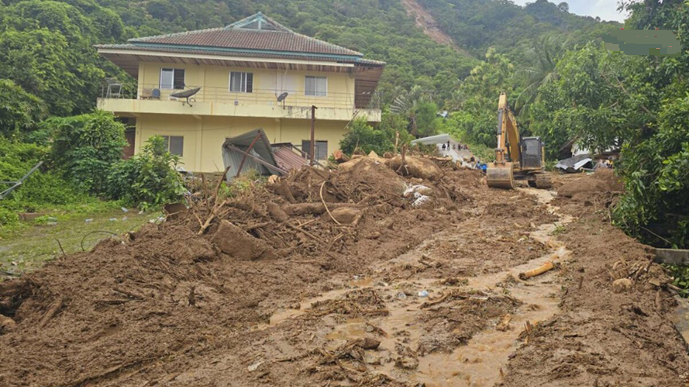 普吉府暴雨引发山体滑坡 房屋被埋9人遇难