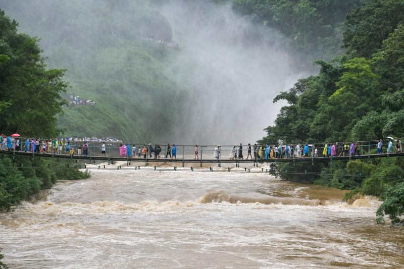 暴雨“供水”黃果樹瀑布磅礡 山東趵突泉復湧