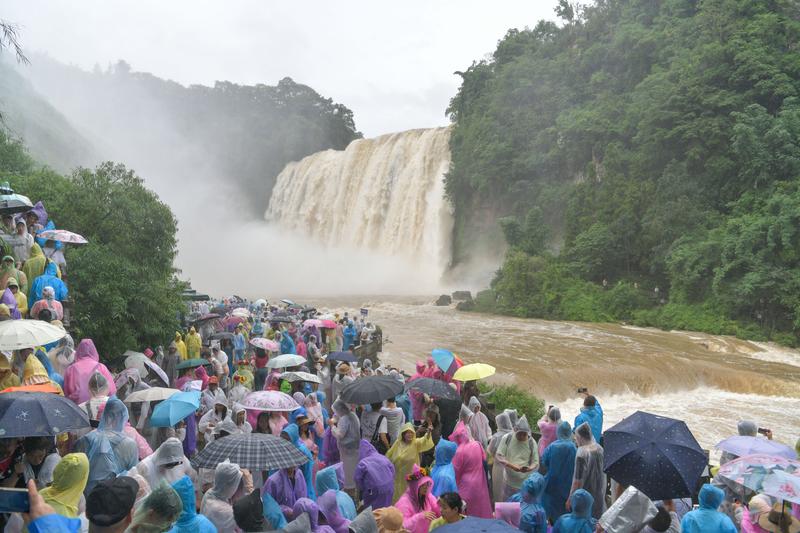 暴雨“供水”黃果樹瀑布磅礡 山東趵突泉復湧