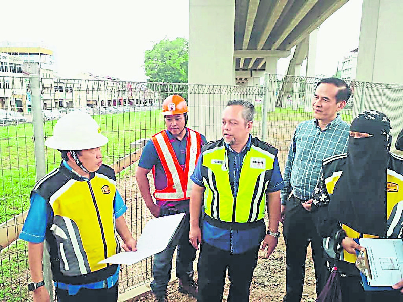 柔：文告：居銮丰盛港路旧火车闸门处  或将扩建加2车道