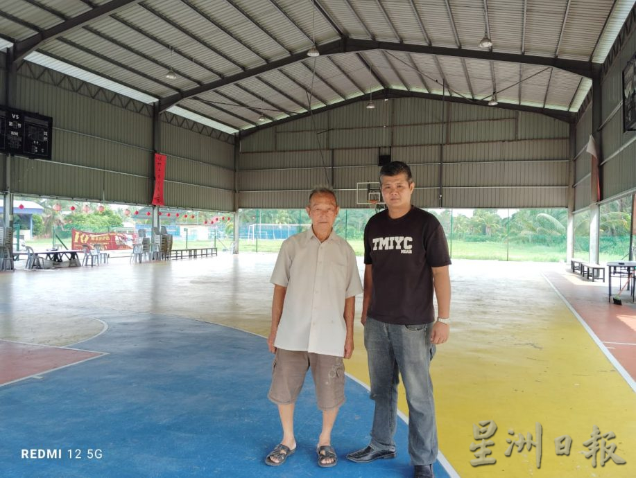 柔：雨盖设计欠佳 每逢下雨球场地面湿滑 影响球赛进度