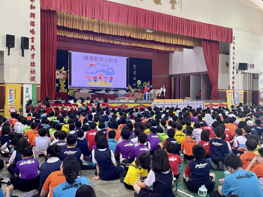 校园版双头条之一 *已签发* 柔：“均衡营养，从早餐开始”，新山宽五1800名学生欢乐学习