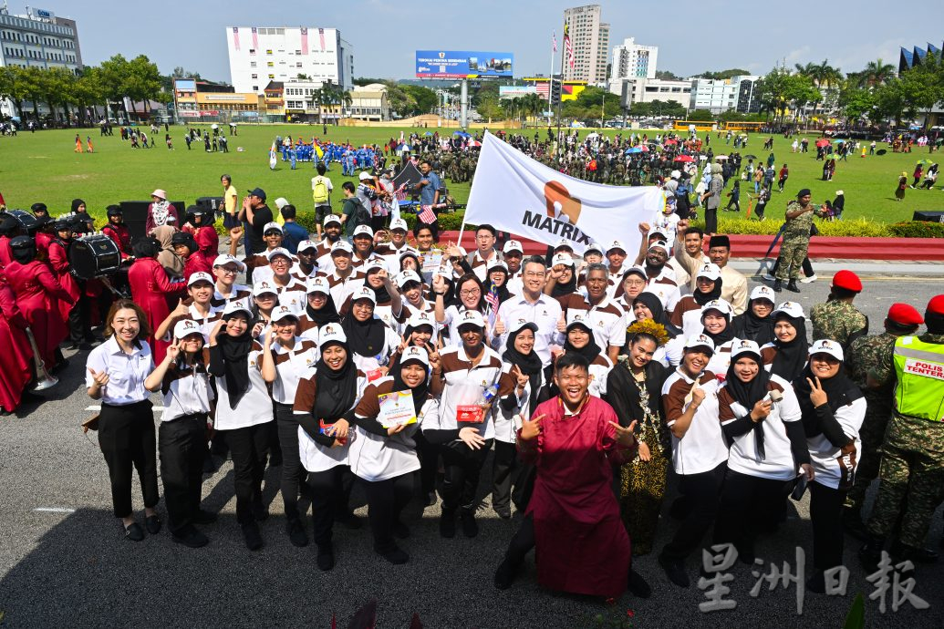 森州国庆游行盛况空前 消拯员肌肉秀抢尽风头