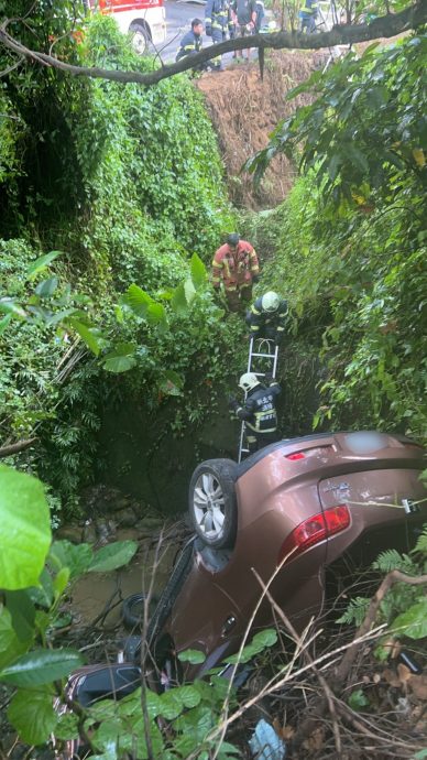 母女开车下山失控　冲出路肩坠5公尺山沟