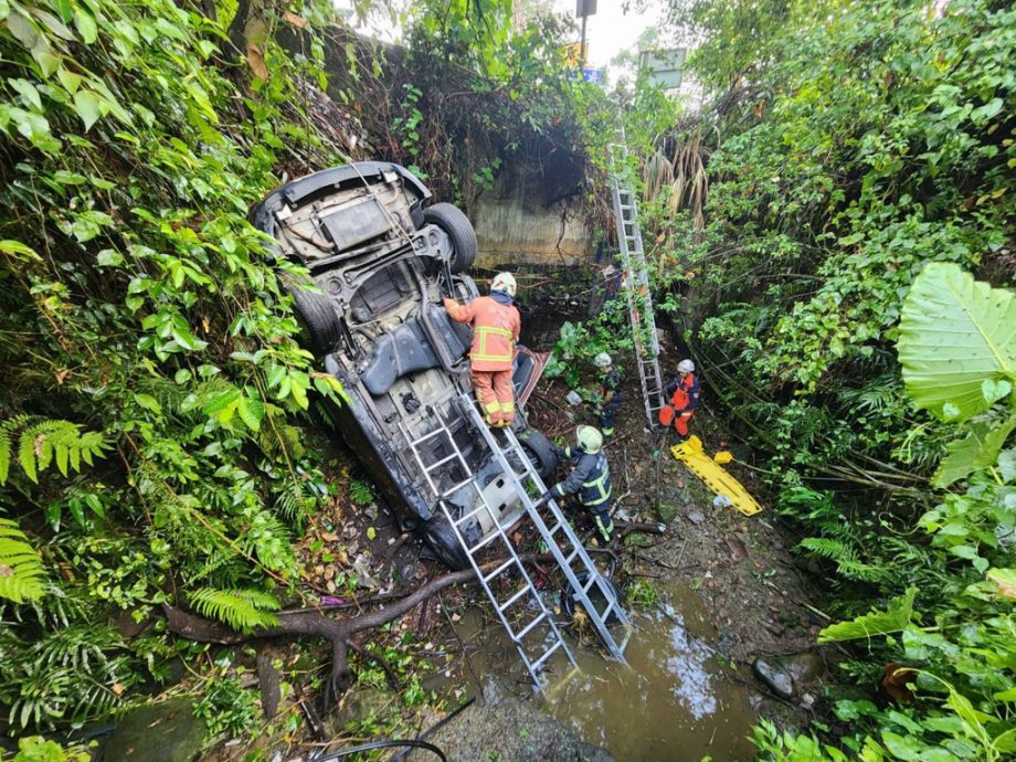 母女开车下山失控　冲出路肩坠5公尺山沟