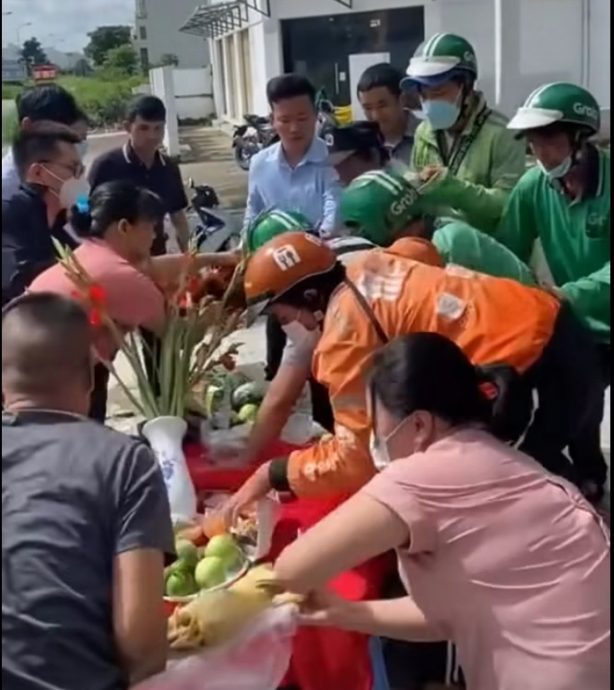 民众蜂拥庙宇抢祭品 印尼中元抢孤好疯狂