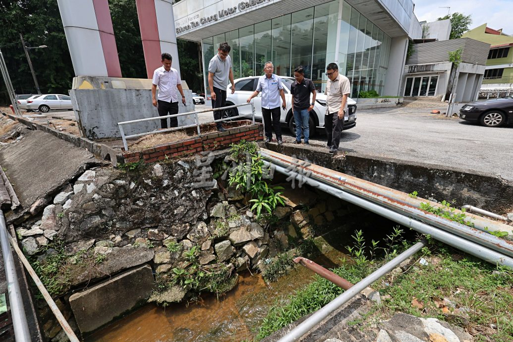 沙石严重流失 路面下陷，小路洞不处理变大坑