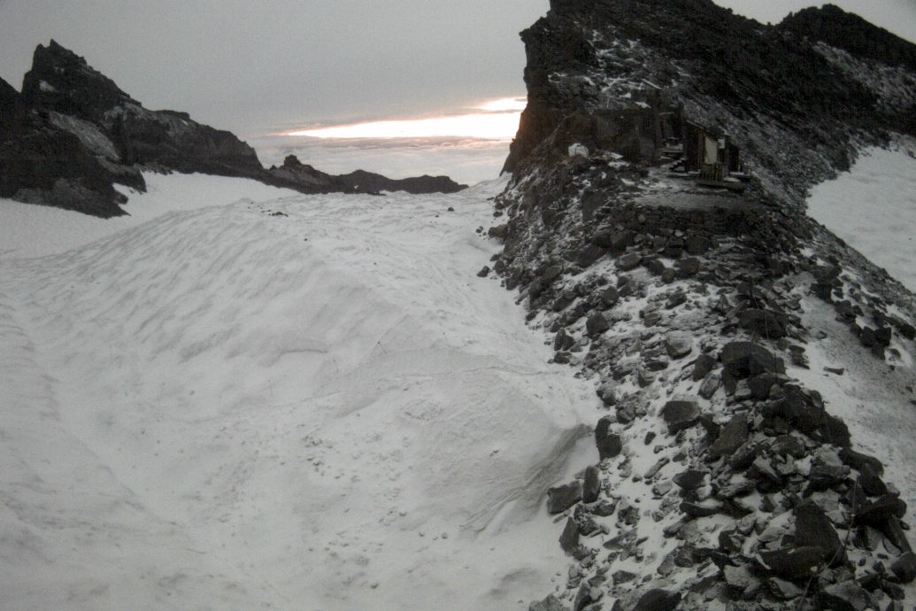 热浪和野火后突降大雪 加州迎夏季极端气候