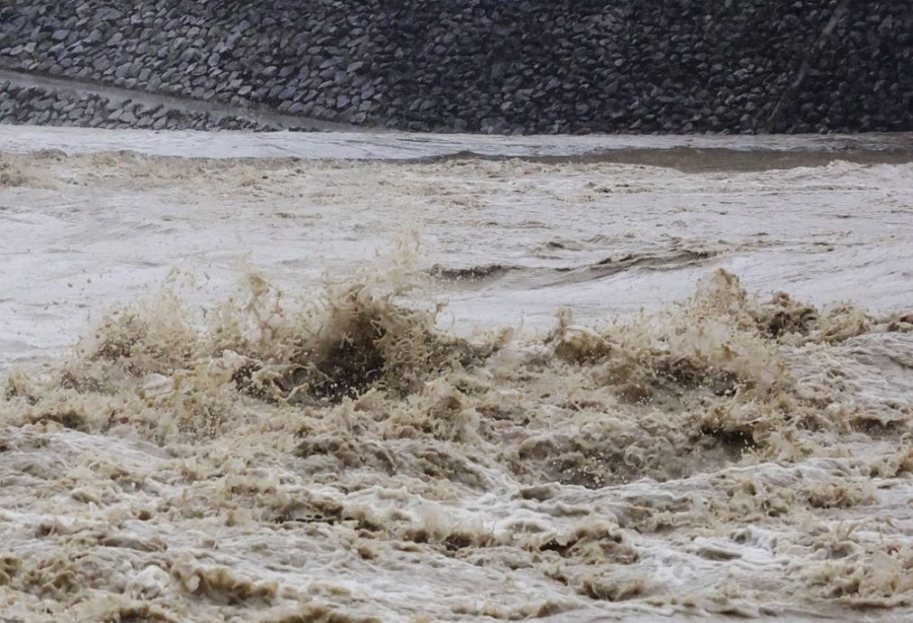 珊珊颱風撲日！豪雨釀土石流“一家五口遭活埋” 4人生死不明