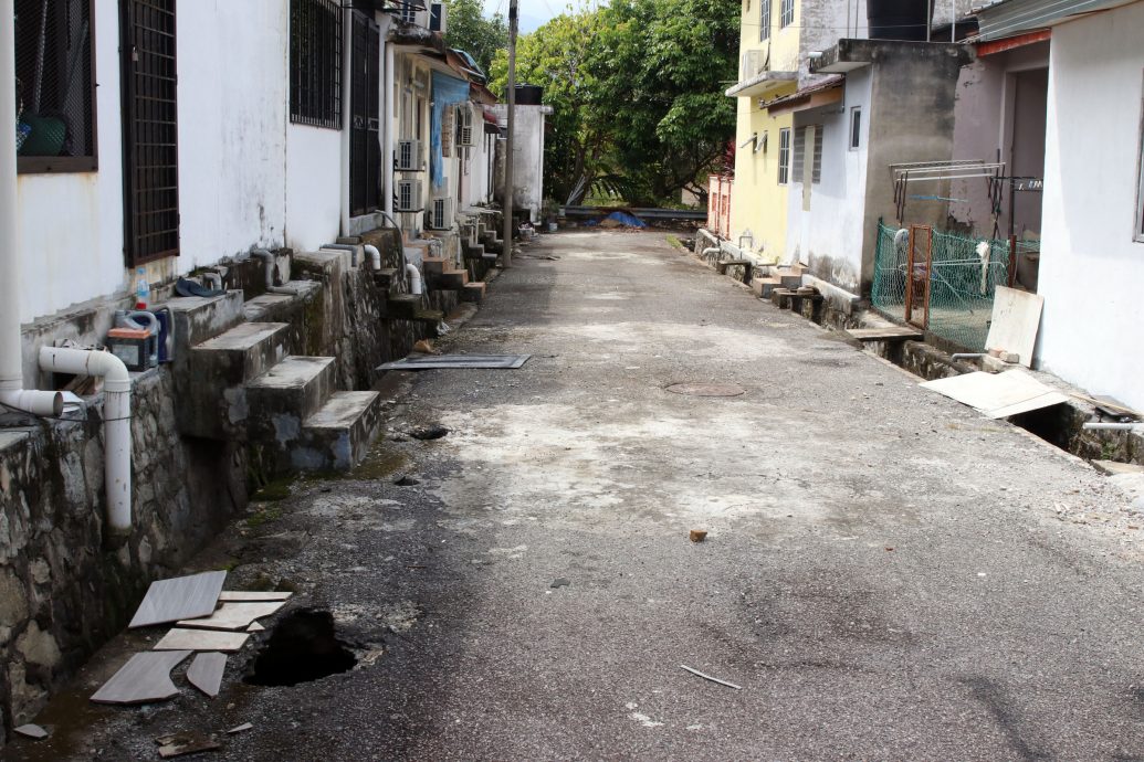 疑泥土流失 住宅区后巷现大洞