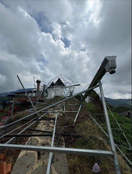 疑非法扩建  金马仑“圣托里尼”遭拆除