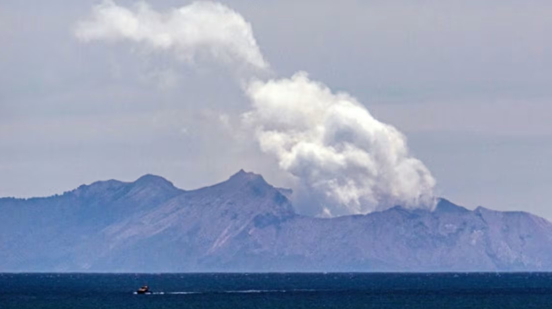 白岛火山喷发 纽西兰航空取消班机