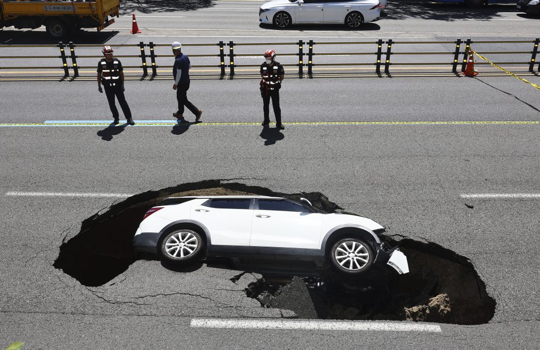 看世界两图/首尔公路又出现地陷 两个地点相距30公尺