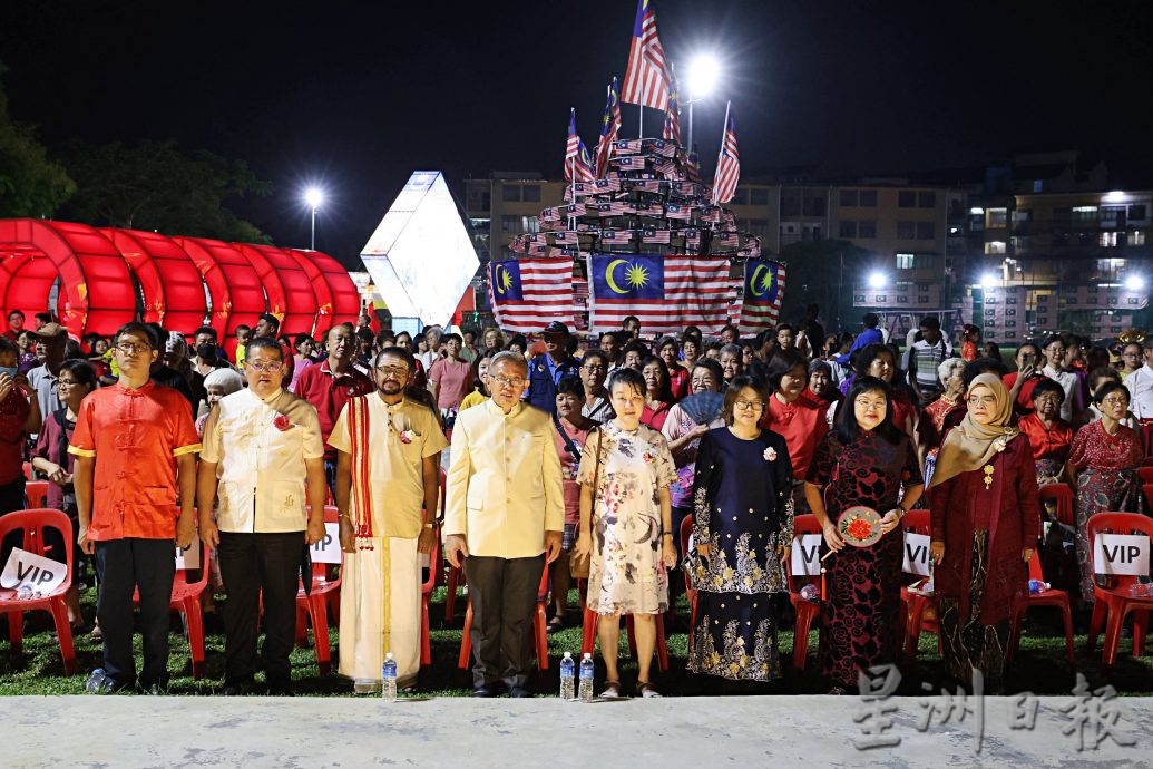 罗白广场化身“T台”秀场 昌明传统服装赛 92组参赛者争奇斗艳