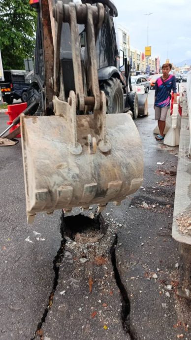 美園-醫院路交通燈處  路面裂 橋下泥石流失 