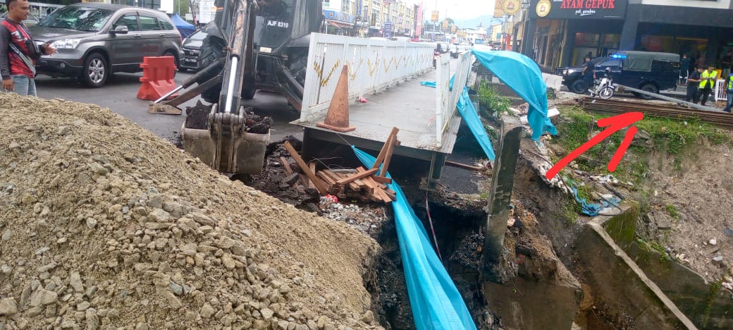 美園-醫院路交通燈處  路面裂 橋下泥石流失 