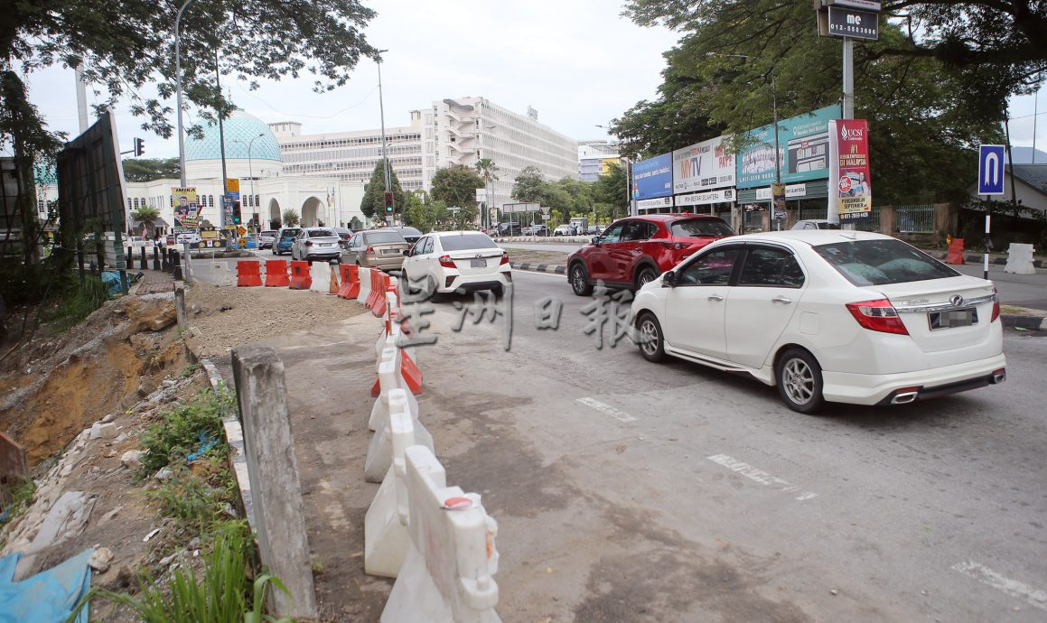 美园-医院路河桥泥石流失  今早完成临时修复 通车