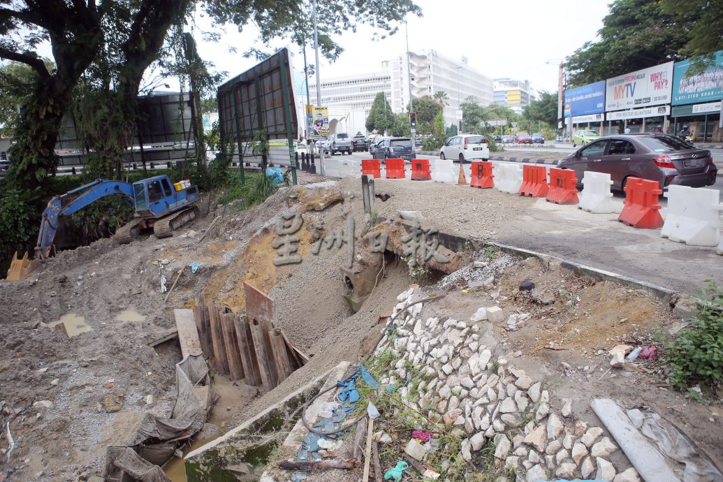 美园-医院路河桥泥石流失  今早完成临时修复 通车