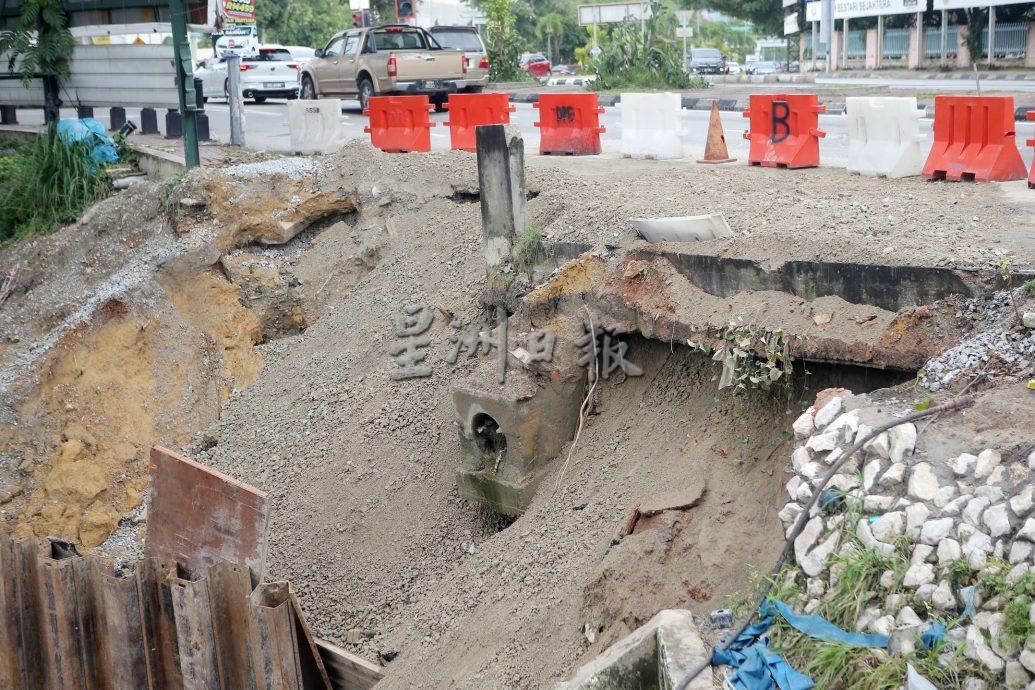 美园-医院路河桥泥石流失  今早完成临时修复 通车