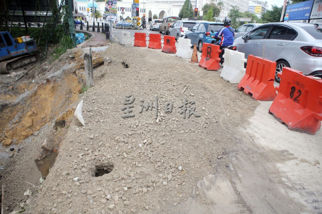 美园-医院路河桥泥石流失  今早完成临时修复 通车