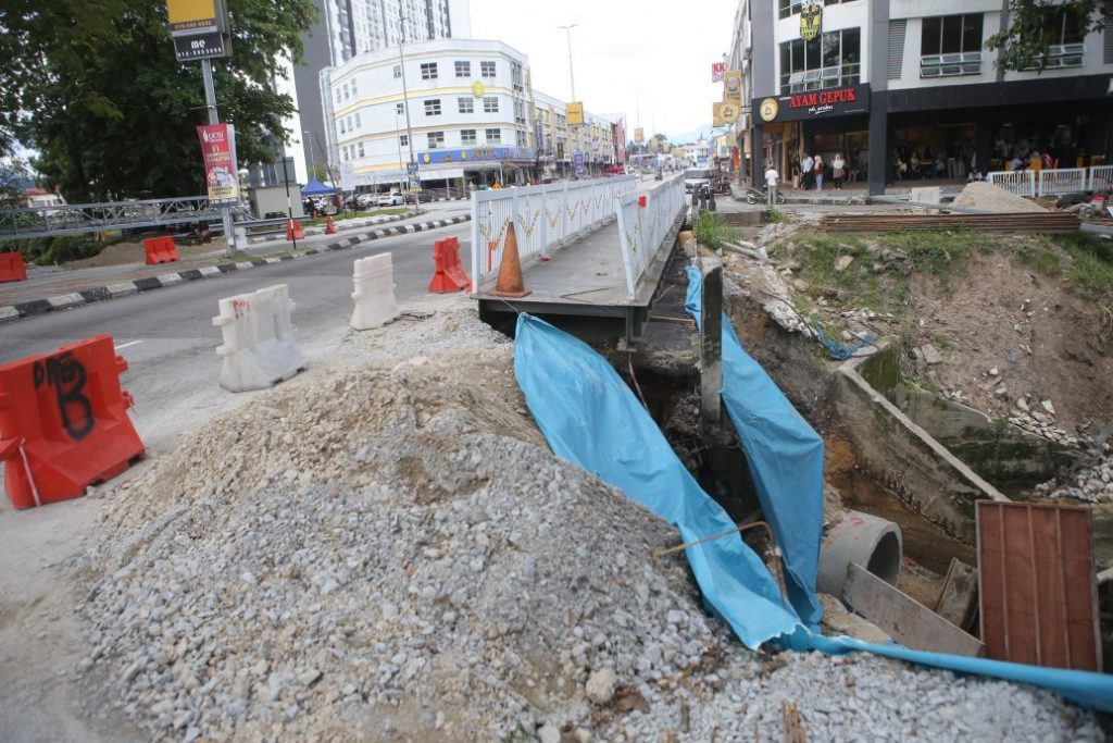 美园大路河桥泥石流失  警：今晚7pm封路至12am