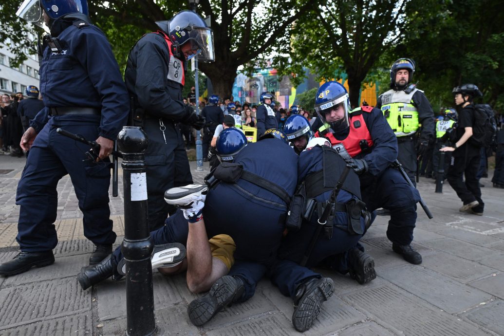 英国多地爆发极右翼反移民示威 警民冲突多伤