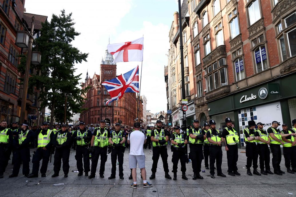 英国多地爆发极右翼反移民示威 警民冲突多伤