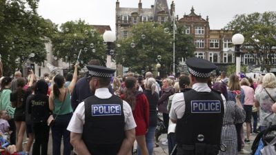 英国政府出动6000特警  平息极右翼骚乱