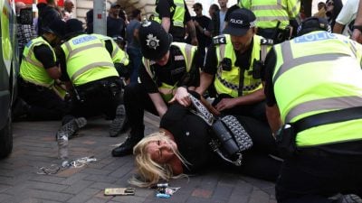 英爆极右翼反移民示威   多地警民冲突90人被捕