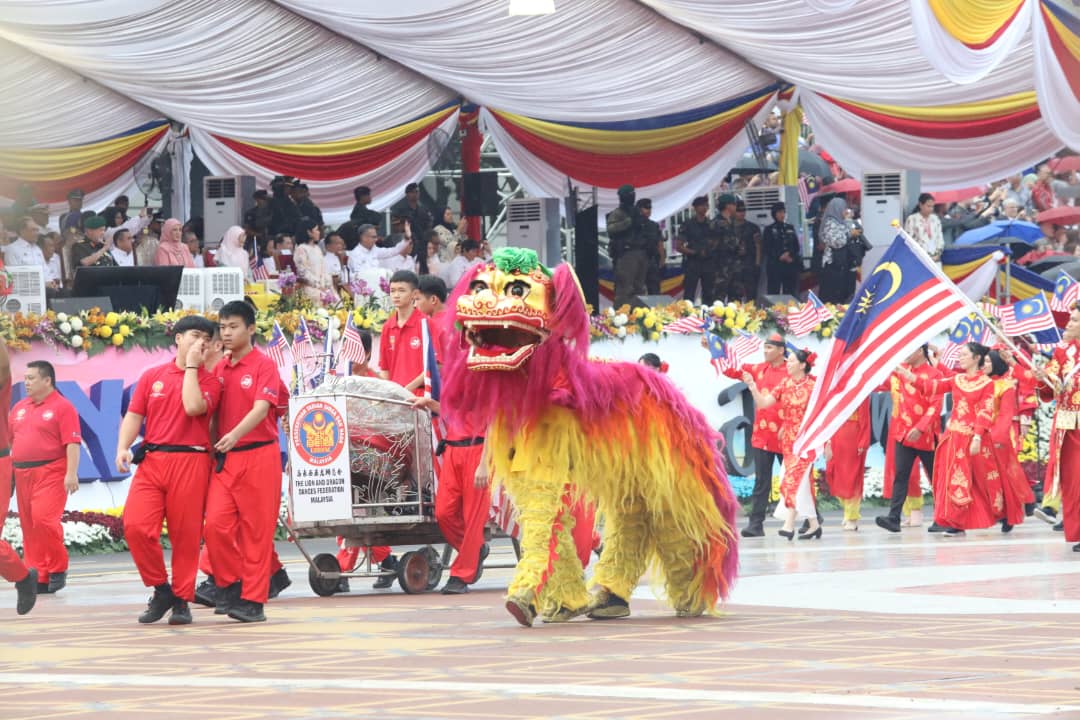 視頻|國慶慶典首現舞龍舞獅蹤影 本地“獅王”蕭斐弘坐鎮打鼓