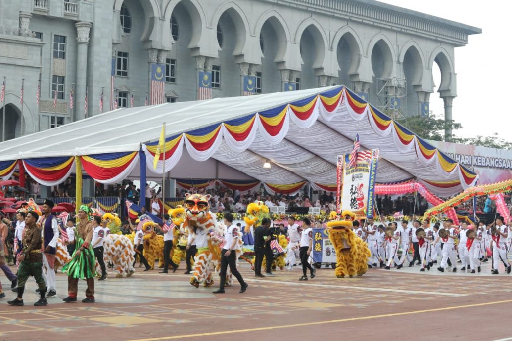 视频|国庆庆典首现舞龙舞狮踪影 本地“狮王”萧斐弘坐镇打鼓