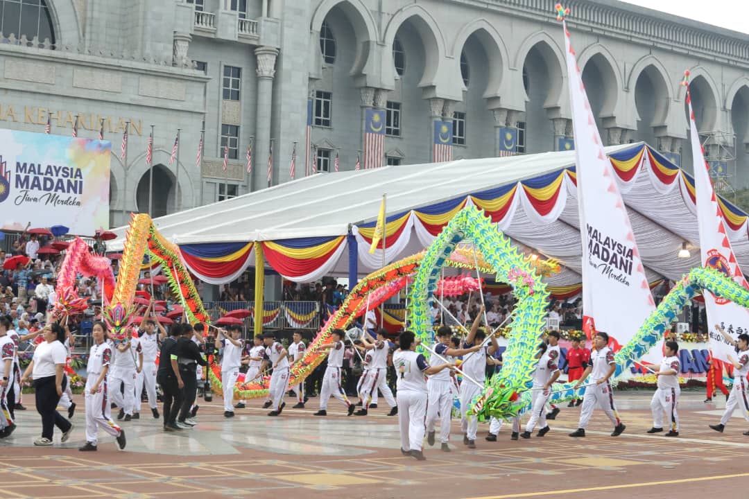 视频|国庆庆典首现舞龙舞狮踪影 本地“狮王”萧斐弘坐镇打鼓