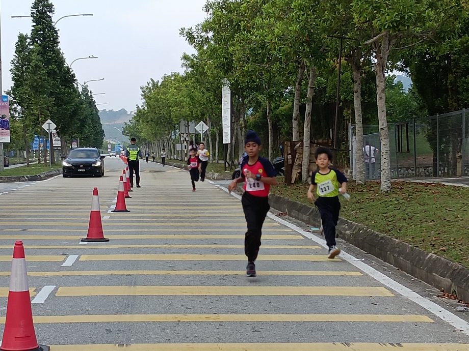 让路​丘小越野赛跑  830封路