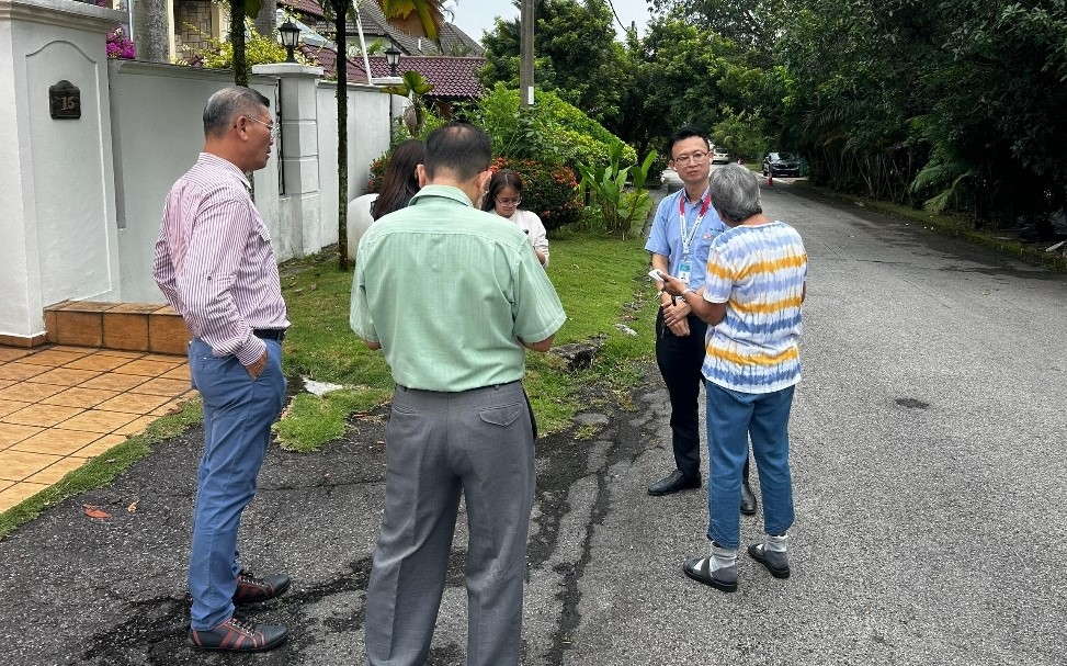 请签发-大都会／家长接孩子下课乱停车，居协忍无可忍“封路”／3图