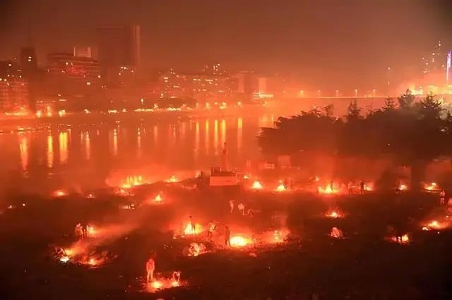 贵州中元民俗盛宴烧纸祭亲 地面燃起“一片星空”场面震撼