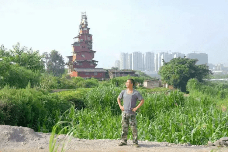 貴州農民拒拆“城堡” 最強“釘子戶”成為網紅景點