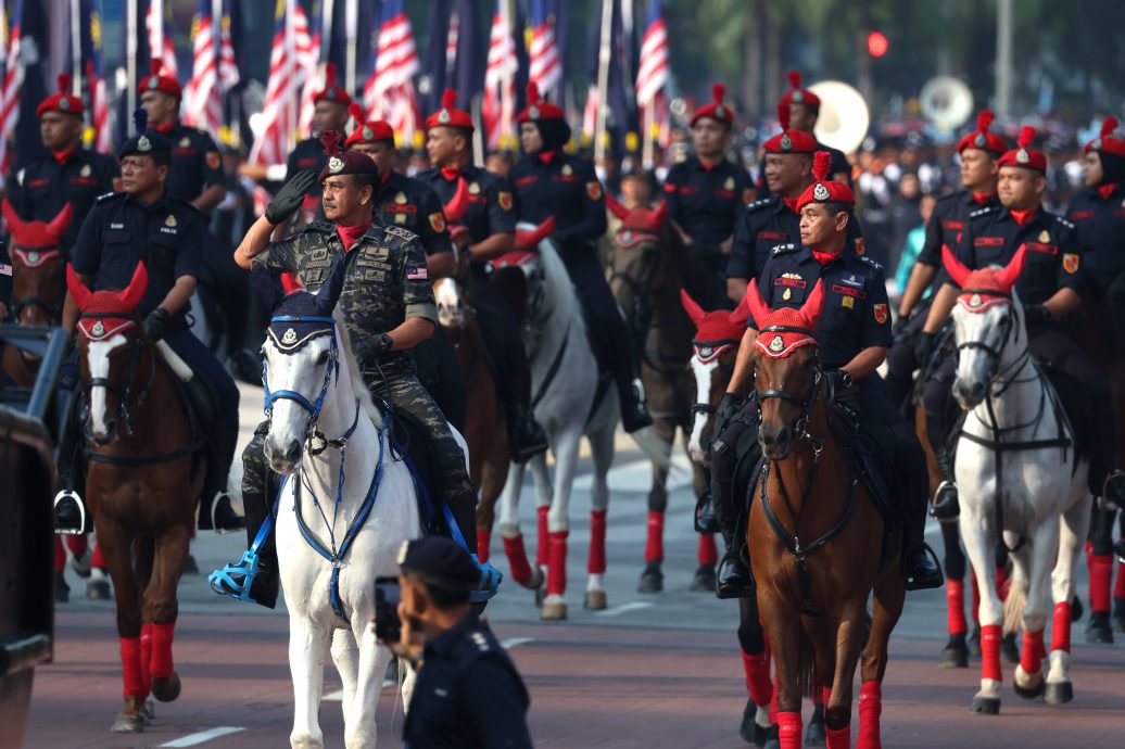 身騎白馬現身國慶慶典 警隊一哥遊行“一馬當先”