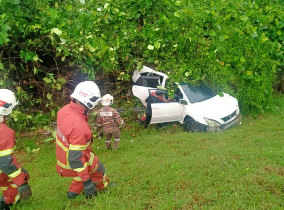 轿车南北大道失控撞下山坡 2男女受轻重伤