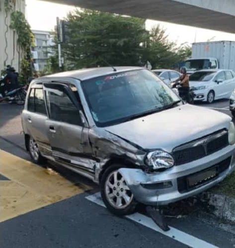 轎車撞警察巡邏車 警員左手臂遭割傷