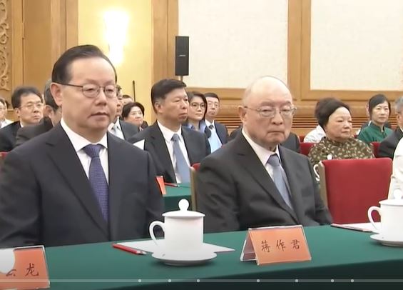 邓小平120周年冥诞｜邓家后人齐亮相　嫡孙邓卓棣惹关注