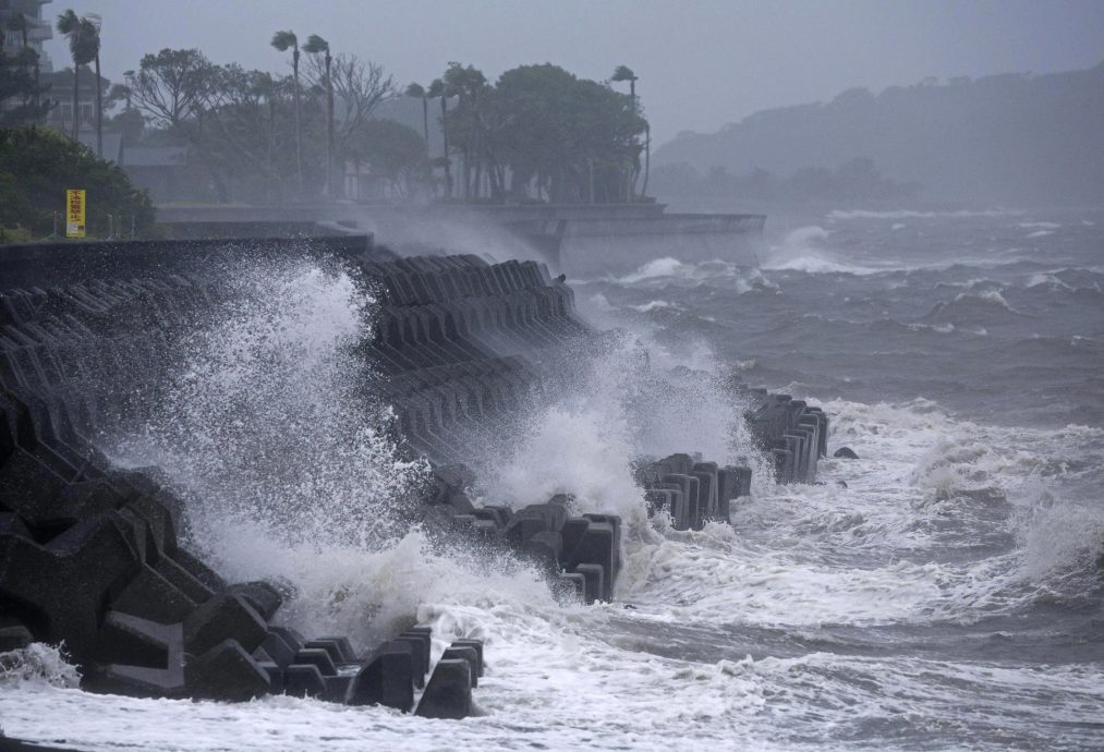 配头两图∕台风JAPAN TYPHOON YANYAN:Typhoon Yanyan approches southwestern Japan