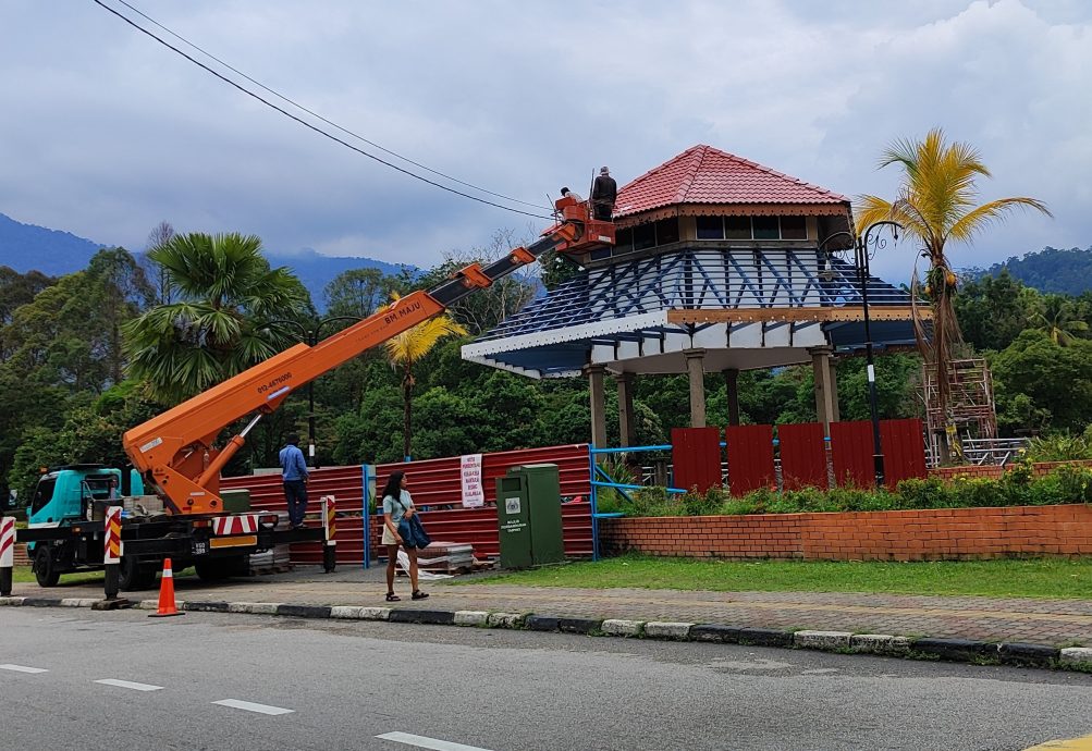 重建湖畔涼亭