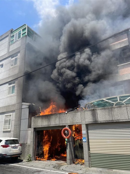 锂电池起火酿火灾 女屋主困3楼呛伤