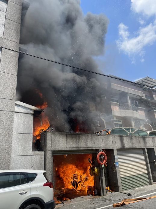 锂电池起火酿火灾 女屋主困3楼呛伤